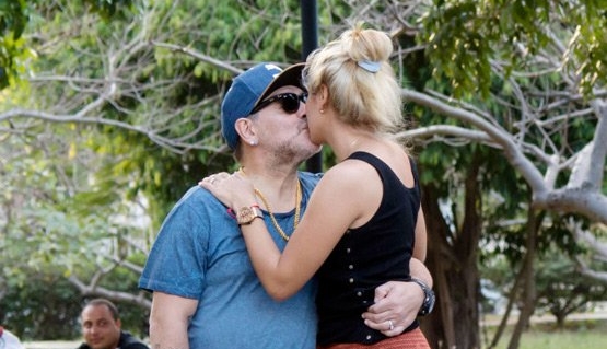 Maradona hôn say đắm người yêu kém 30 tuổi