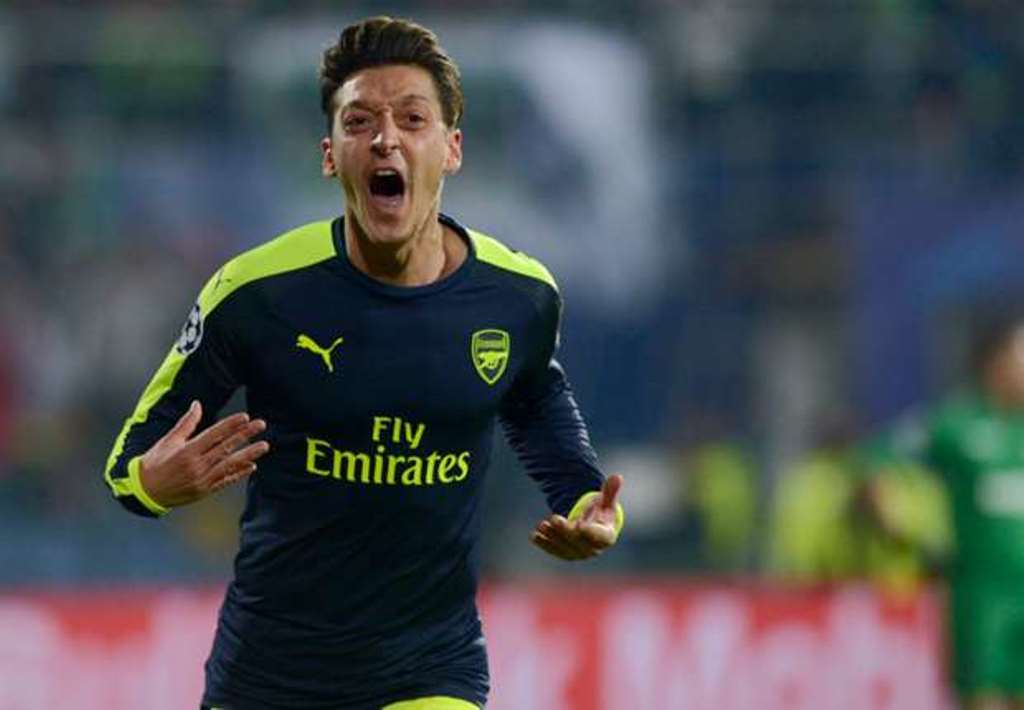 Mesut Oezil tiến sát thành tích kiến tạo của Messi và Ronaldo