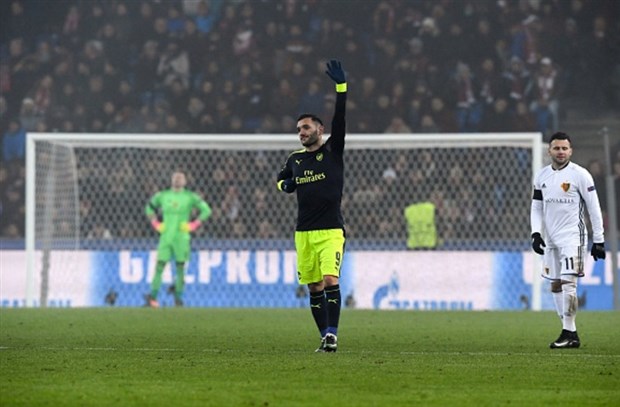Perez lần đầu lên đỉnh, Arsenal vượt mặt PSG