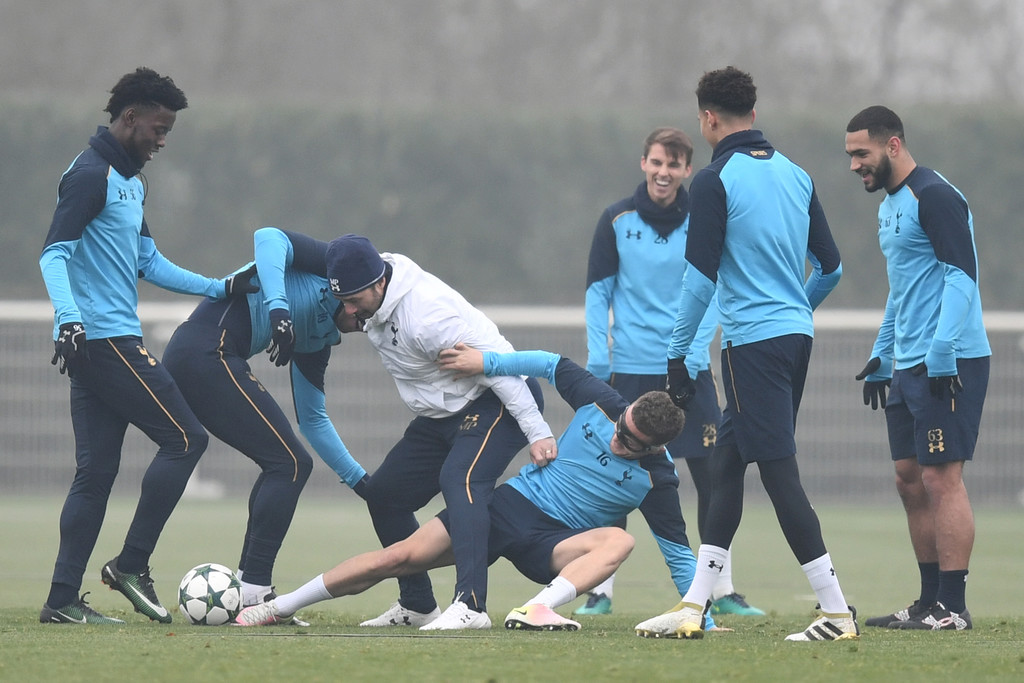 Sao Tottenham vui vẻ trên sân tập dù đã bị loại khỏi Champions League