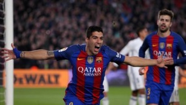 Luis Suarez nhận quà Giáng sinh sớm từ BLĐ Barcelona