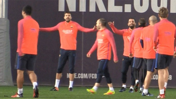 Pique và Suarez suýt 'choảng nhau' trên sân tập