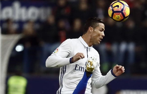 Ronaldo đổi màu tóc trước ngày công bố QBV