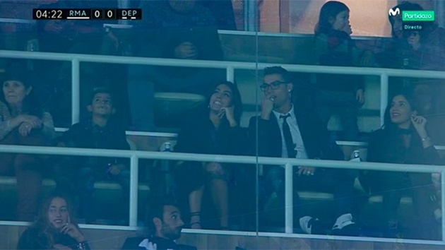 Chùm ảnh: Ronaldo thân mật cùng bạn gái mới trên Bernabeu