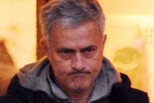 Mourinho cau có tháp tùng con gái đi mua đồ nữ trang