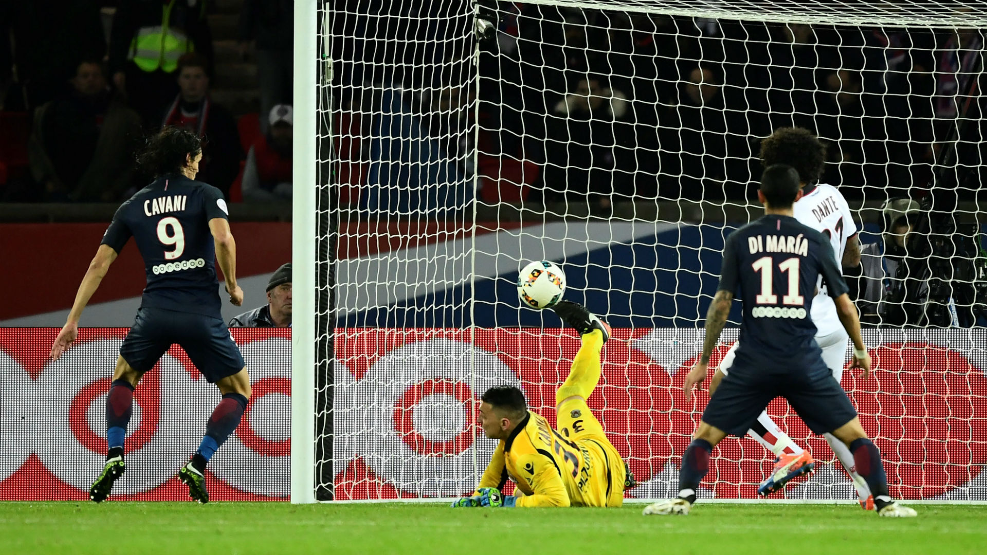Cavani có cú đúp giúp PSG chia điểm kịch tính với Nice