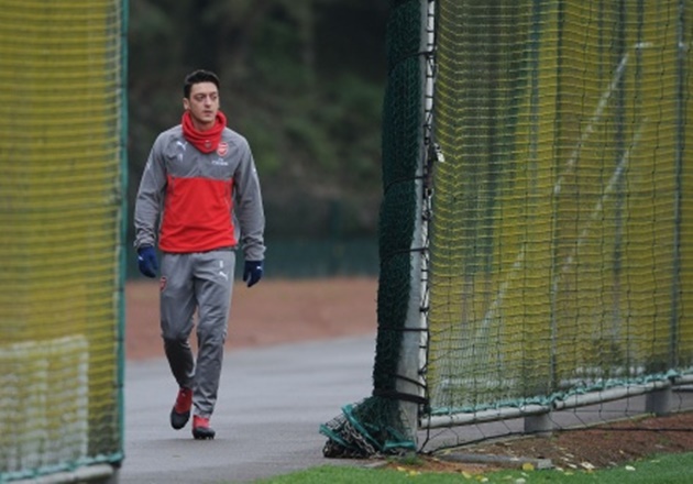 Chùm ảnh: Per Mertesacker trở lại, Arsenal tập luyện chuẩn bị giáng sinh