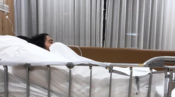 Con gái HLV Kiatisak phải nhập viện cấp cứu