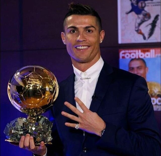 Cristiano Ronaldo khoe ảnh giành Quả bóng vàng 2016