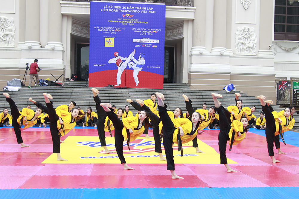 Võ sinh Taekwondo đội mưa khuấy động không khí Nhà hát lớn TP.HCM