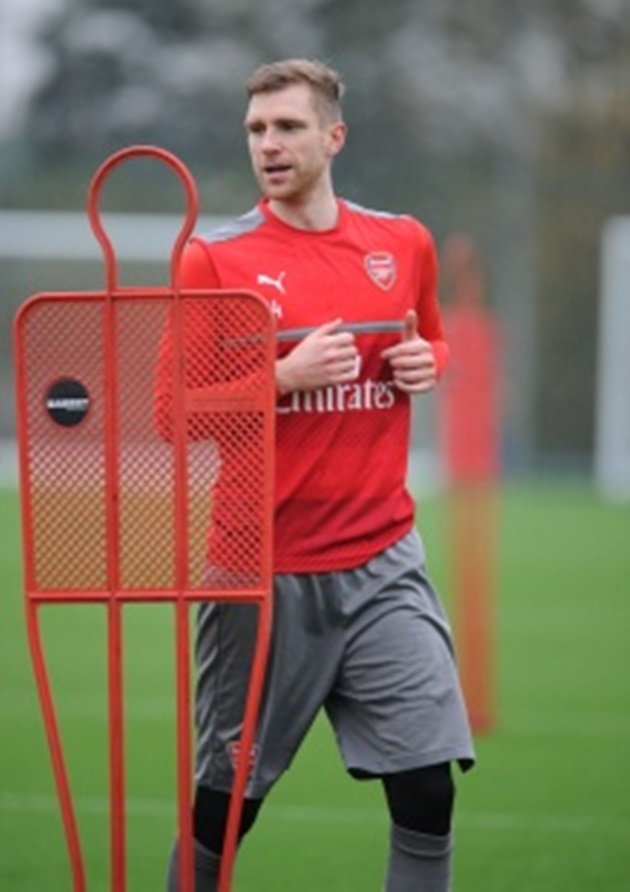 Per Mertesacker trở lại, Wenger thở phào