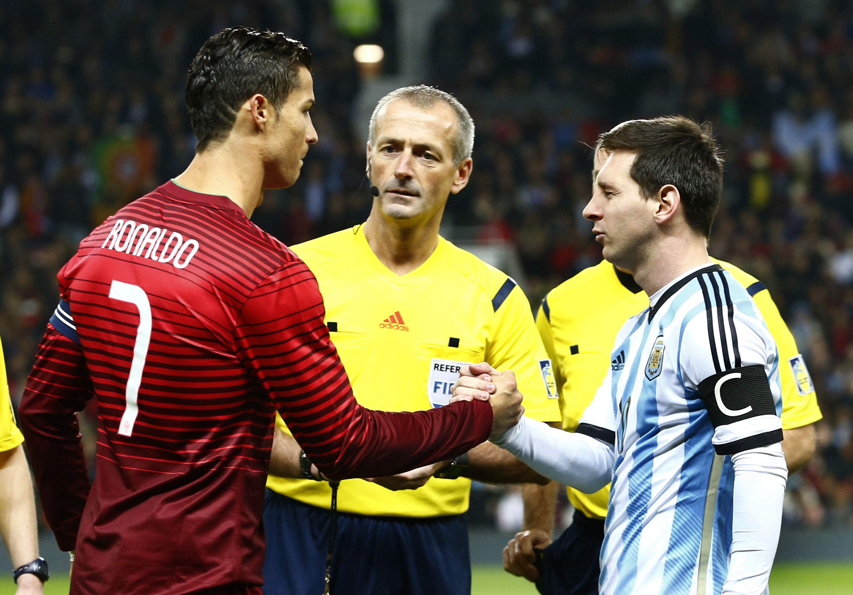 Ronaldo lại gây BÃO: Chơi cùng nhau, tôi vượt Messi CHẮC