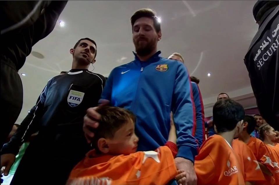Cậu bé mặc áo Messi làm từ túi nilon quấn quýt bên thần tượng