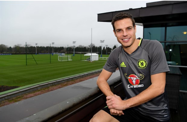 Chốt xong hợp đồng mới, Azpilicueta tươi rói trên sân tập của Chelsea