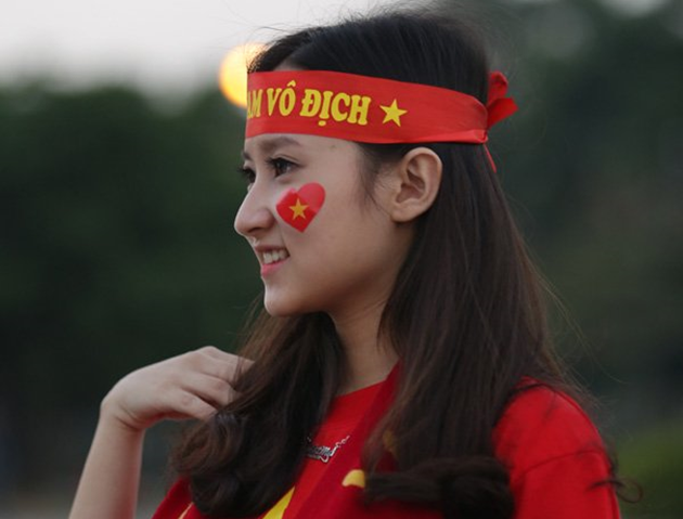 Điểm tin hậu trường 14/12: MU hứng 'cơn thịnh nộ' vì o bế Ronaldo; Fan nữ xinh đẹp mến mộ Xuân Trường