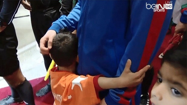 Fan nhí khiến Messi 'điêu đứng' trong trận giao hữu với Al Ahli