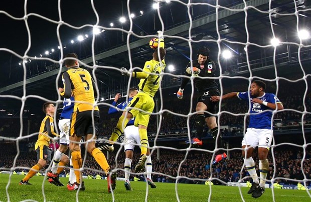 Petr Cech suýt 'hóa' Ramos cứu nguy cho Arsenal