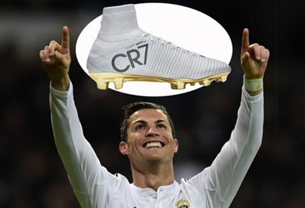 Ronaldo ăn mừng Quả bóng vàng bằng phiên bản giày đặc biệt