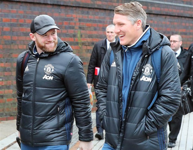 Schweinsteiger và Rooney như hình với bóng tại sân ga trước giờ G