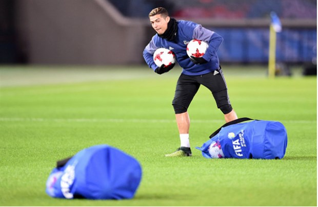 Ronaldo tình nguyện nhặt bóng cho các đồng đội trên sân tập