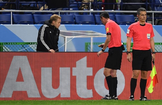 Trọng tài đầu tiên dùng công nghệ thổi penalty