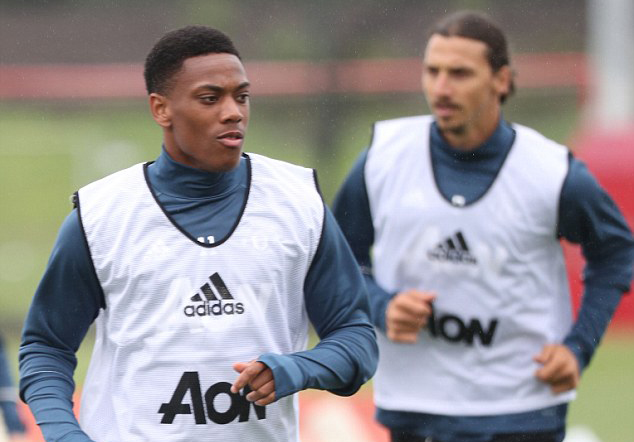 Ảnh bài viết Điểm tin sáng 17/12: Martial gặp vấn đề vì Ibra; Pep sốc văn hoá Ngoại hạng Anh