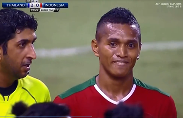 Ảnh bài viết Cầu thủ Indo trả đũa đồng nghiệp, chửi CĐV bằng 2 ngón giữa