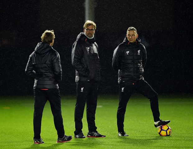 Mặc mưa rét, Liverpool vẫn tập xuyên đêm vì Derby