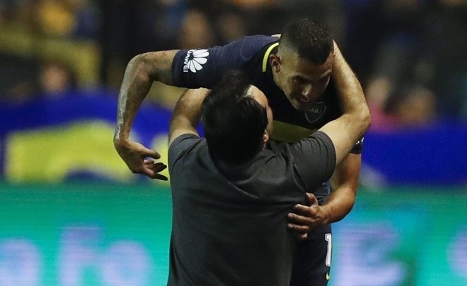 Fan quỳ gối xin Tevez đừng tới Trung Quốc