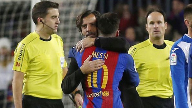 HLV Espanyol 'tâm phục khẩu phục' Messi