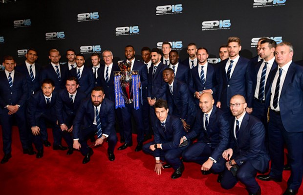 Leicester mang cúp đi nhận giải 'Đội bóng của năm'