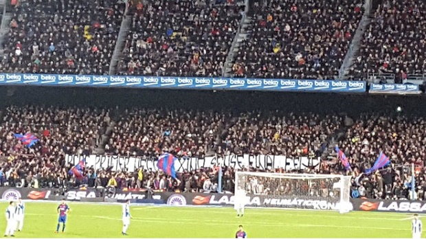 Tấm băng rôn khiến CĐV Barca xấu hổ trong trận derby xứ Catalan