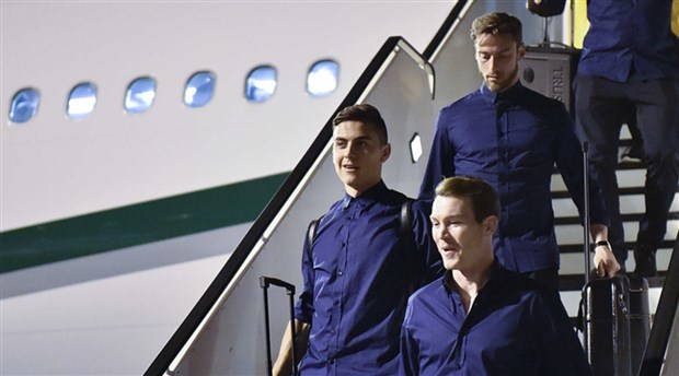 Dàn 'soái ca' Juventus thu hút mọi ánh nhìn tại sân bay Doha
