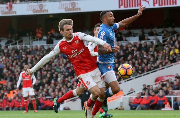 Monreal tròn vai nhưng Arsenal cần nhiều hơn thế