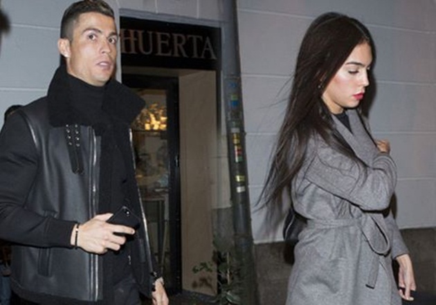 Ronaldo ăn mừng chức vô địch cùng bạn gái mới