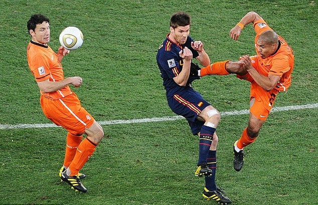 Xem lại cú kungfu rợn người của De Jong nhắm vào Alonso