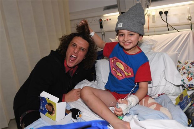 David Luiz bị fan nhí nắm tóc 'hành hạ' khi đi phát quà cùng Chelsea