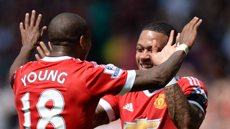 Điểm tin sáng 22/12: Mourinho khó xử vì 2 sao Man Utd; Balotelli gây hoạ tại Ligue 1