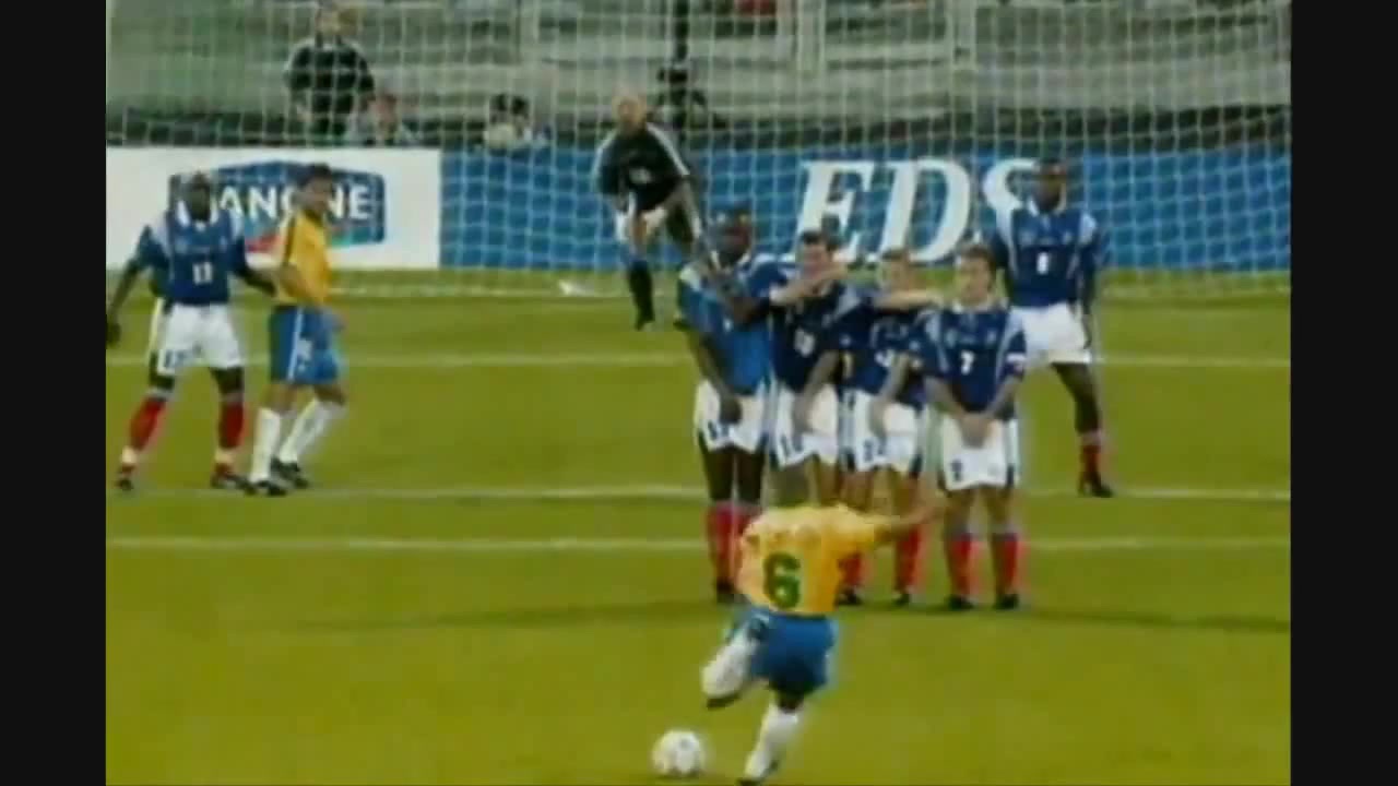 Khi Roberto Carlos "đóng cọc" 