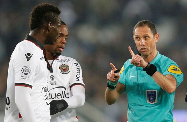 NÓNG: Balotelli lại gây hoạ, bỏ banh đá người
