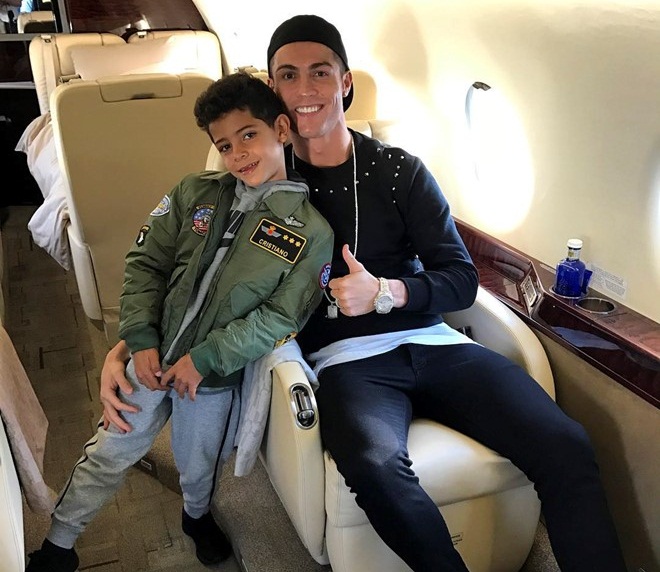 Ronaldo và con trai đáp phi cơ riêng đi nghỉ Giáng sinh