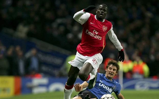Eboue xin giải nghệ để đi chăm chó của Nữ hoàng