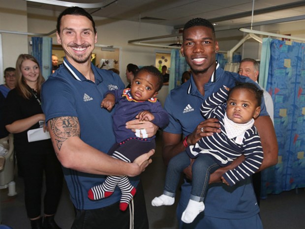 Fan nhí tròn xoe mắt khi được Ibrahimovic ẵm bồng