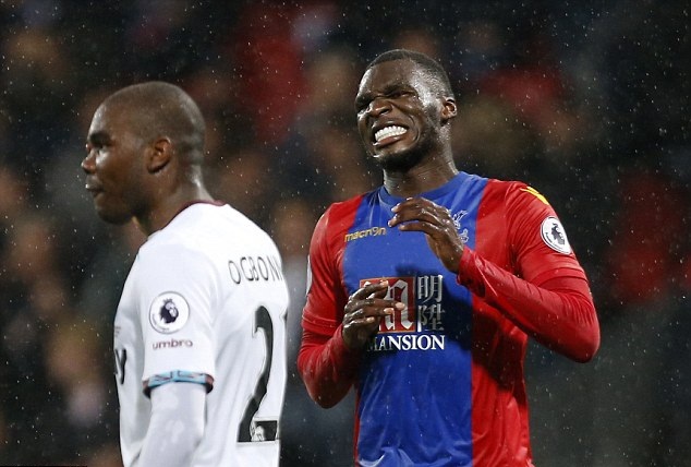 Ảnh bài viết Sốc: Benteke đi đến đâu, HLV mất việc đến đó 