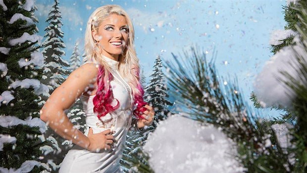 Dàn sao nữ WWE đẹp lung linh trong bầu không khí Giáng Sinh