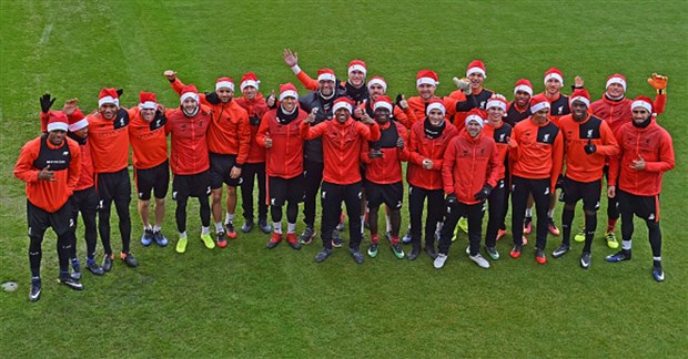 Hàng chục ông già Noel xuất hiện trên sân tập của Liverpool