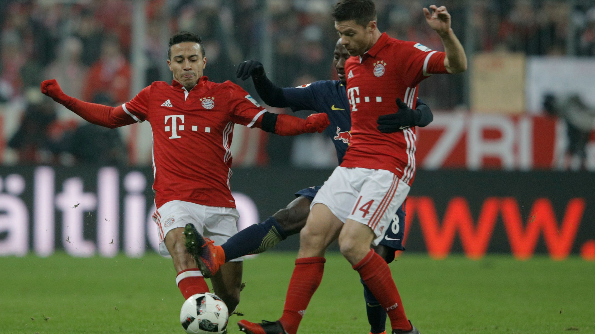 Những tình huống khiến dân mạng "lác mắt" ở vòng 16 Bundesliga