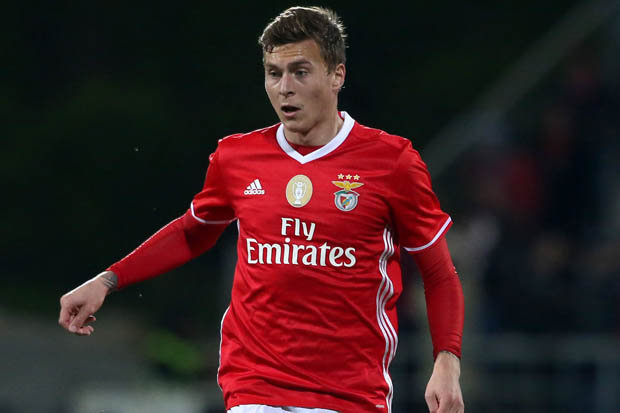 Ảnh bài viết Victor Lindelof đã kí vào áo đấu Man United