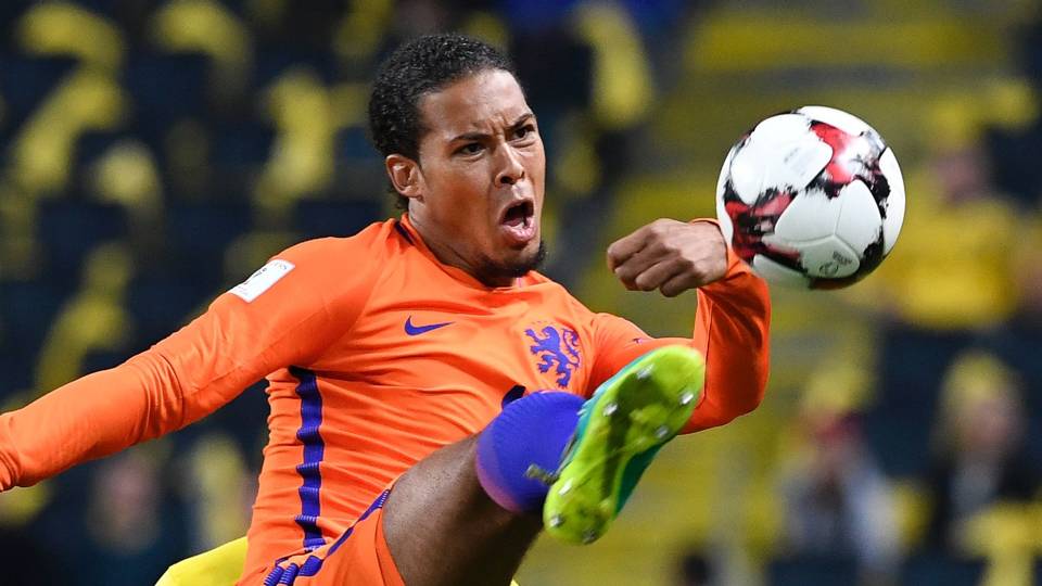 Điểm tin sáng 25/12: Công Vinh sắp tái xuất bóng đá; Van Dijk rất gần Man City
