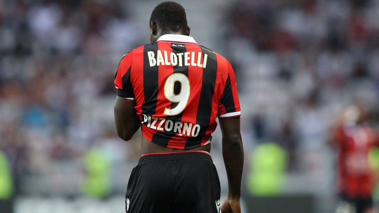 Anh chưa phải là Cantona hay Zidane đâu, Balotelli!